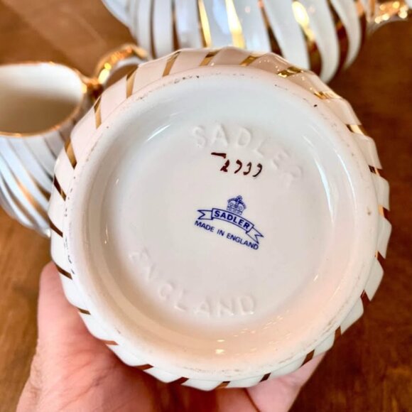 Vintage Sadler “Gold Swirl” teapot with cream and sugar - Picture 8 of 8